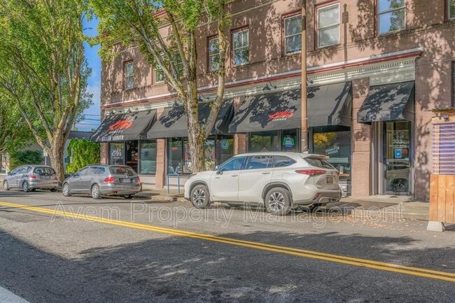 Building Photo - 626 NE Russell St