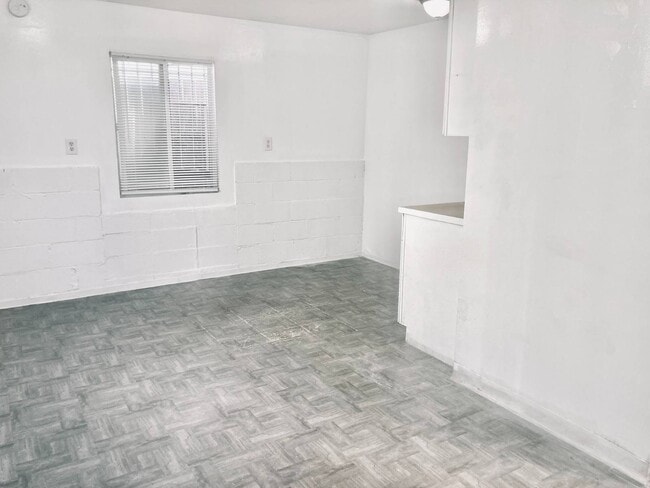 Building Photo - 13801 S Vermont Ave