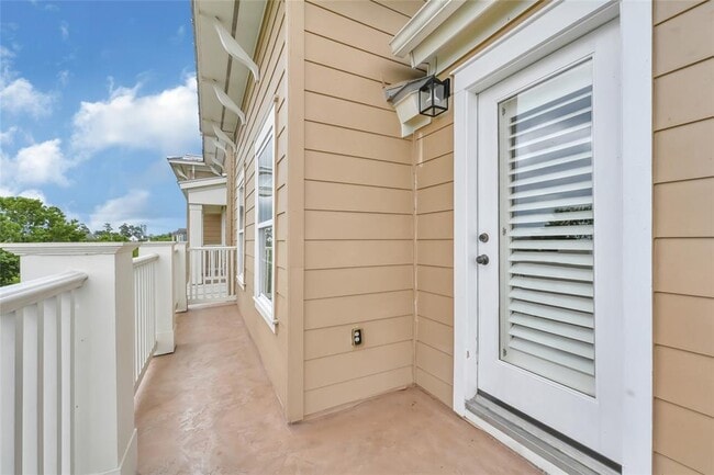 Building Photo - 210 Breezy Way