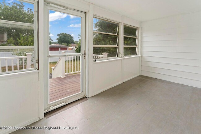 Building Photo - 292 Middle Rd