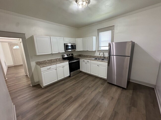 Building Photo - Charming 1BR Apartment in Bristol, TN - Cozy Living Awaits!
