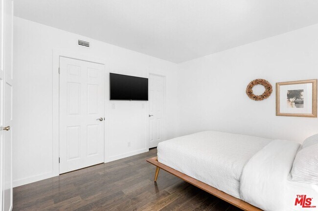 Building Photo - 141 S Clark Dr