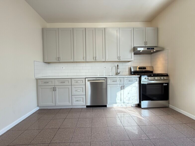 KITCHEN - 952 W Windsor Ave