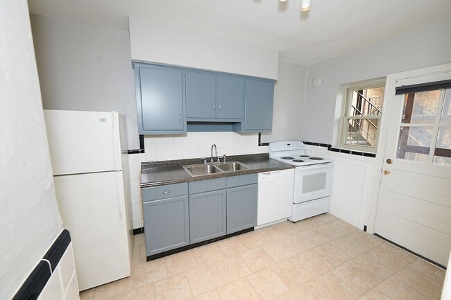 Building Photo - 5825 Lindenwood Ave