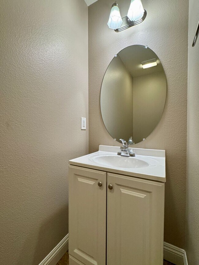 Building Photo - 3 Bed 2.5 Bath plus extra room Townhouse Style Condo / Attached 2 Car Garage