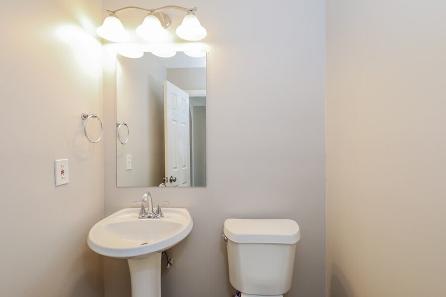 Building Photo - 420 Bramante Cir SW