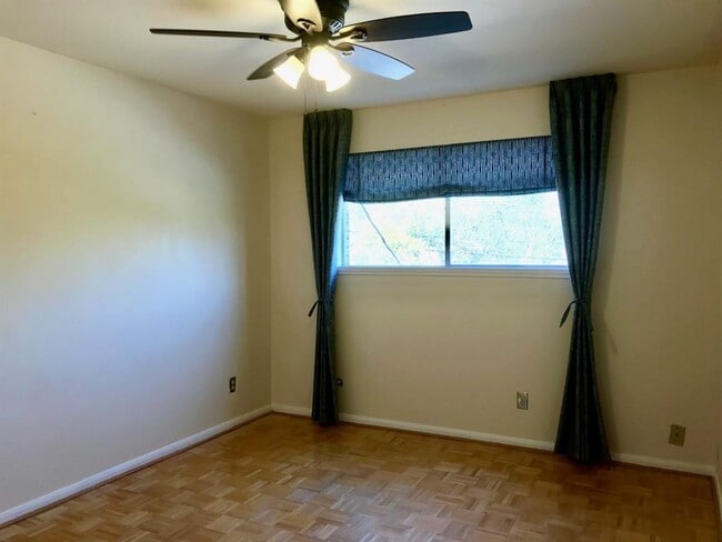 Building Photo - 10728 Briar Forest Dr