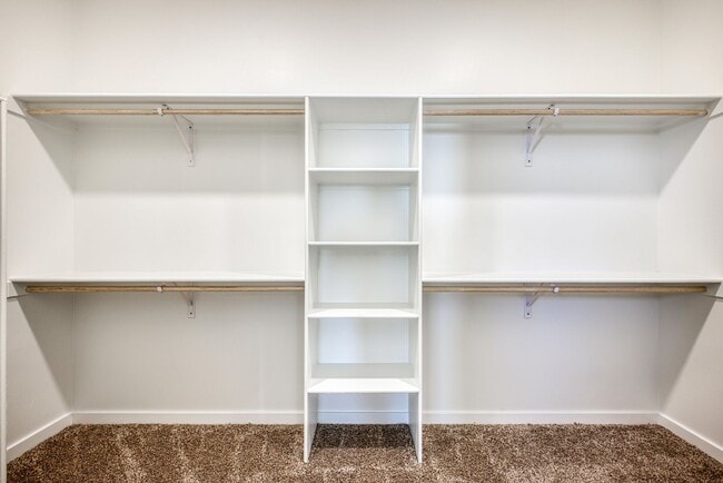 Building Photo - Beautiful East side House 4 bed-2.5 baths, part of The Overlook Casa Club that includes Swimming ...