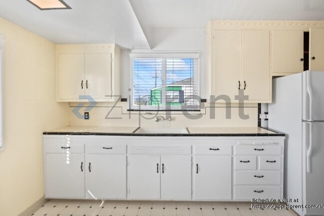 Building Photo - 16070 Selborne Dr