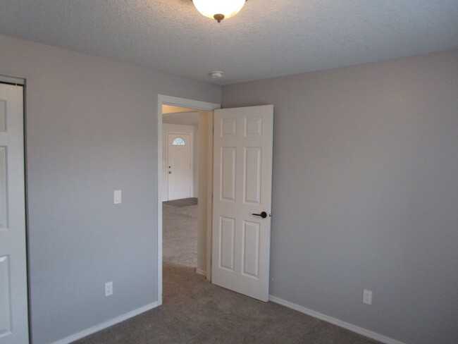 Building Photo - 3 Bedroom, 2 Bathroom Updated Home in Elk ...