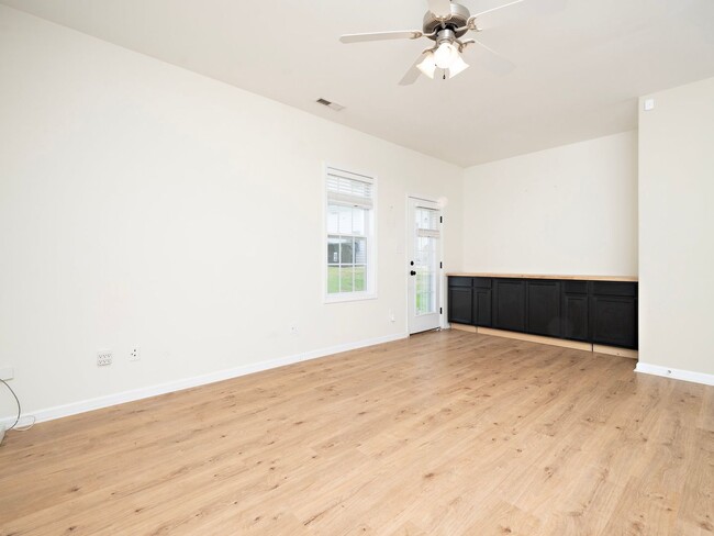 Building Photo - 3 Bed | 2.5 Bath End Unit Townhome in Abbi...