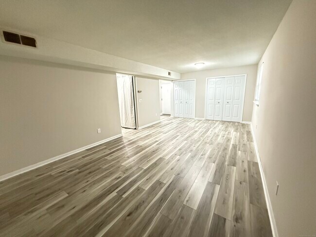 Building Photo - 402 Twin Circle Dr