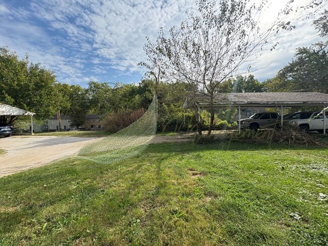 Building Photo - DUPLEX IN INDEPENDENCE!!!