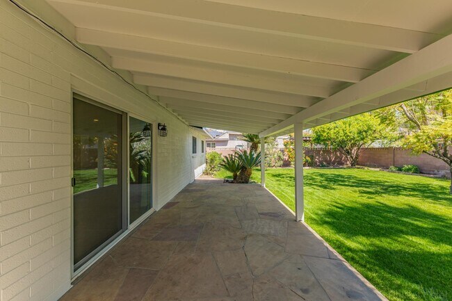 Building Photo - 6631 N 12th Pl