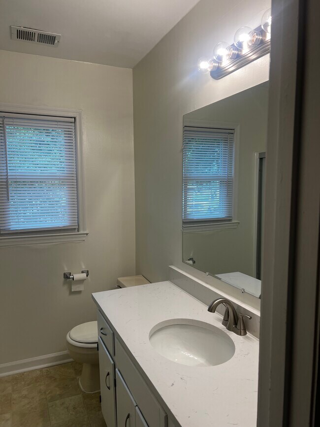 Building Photo - 1234 Island View Dr