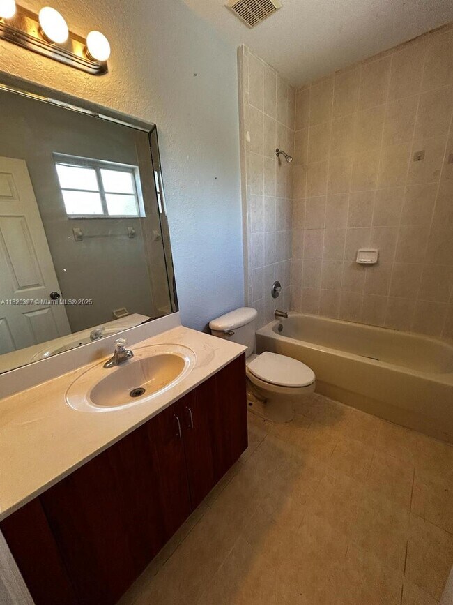 Building Photo - 865 SW 6th Ct