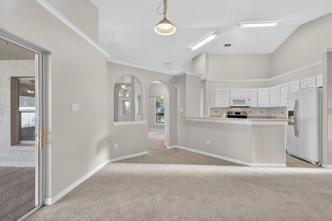 Building Photo - Available NOW - 3/2 Split Plan Home in Eustis with large Florida Rm!