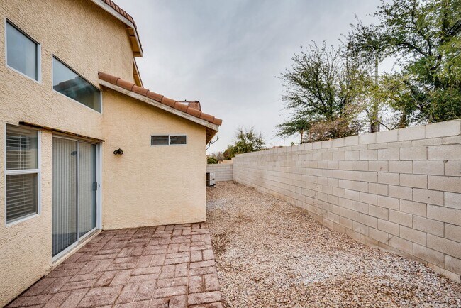Building Photo - Gorgeous, recently renovated Green Valley ...