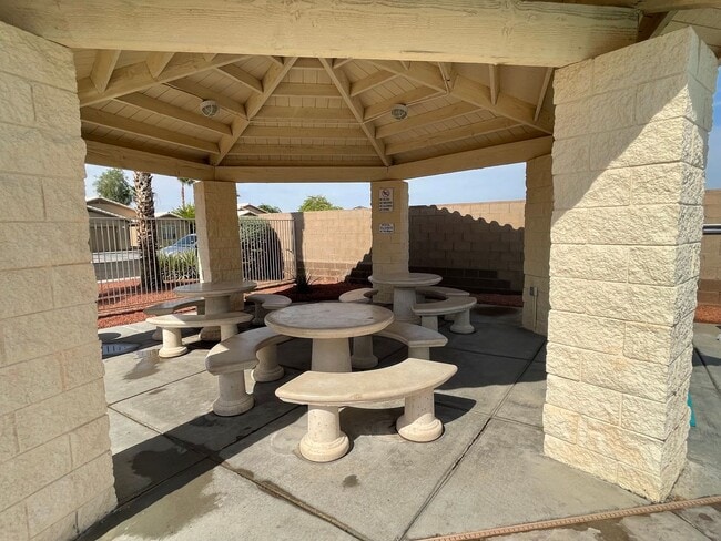 Building Photo - Fully furnished Rental Available Now