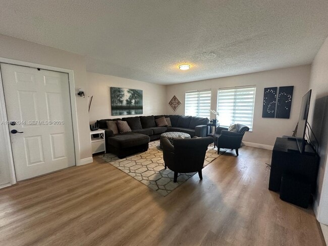 Building Photo - 8320 SW 39th Ct