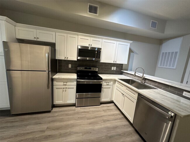 Building Photo - 2727 Houston Ave