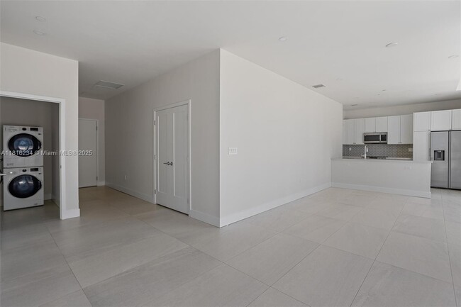 Building Photo - 555 NE 34th St