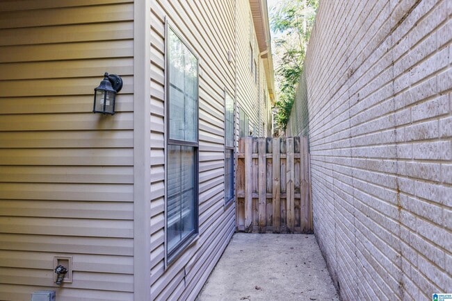 Building Photo - 2332 Ridgemont Dr