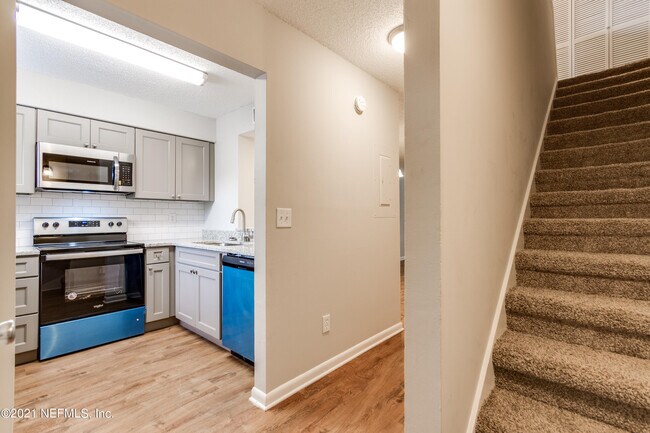 Building Photo - 1357 Kingsley Ave