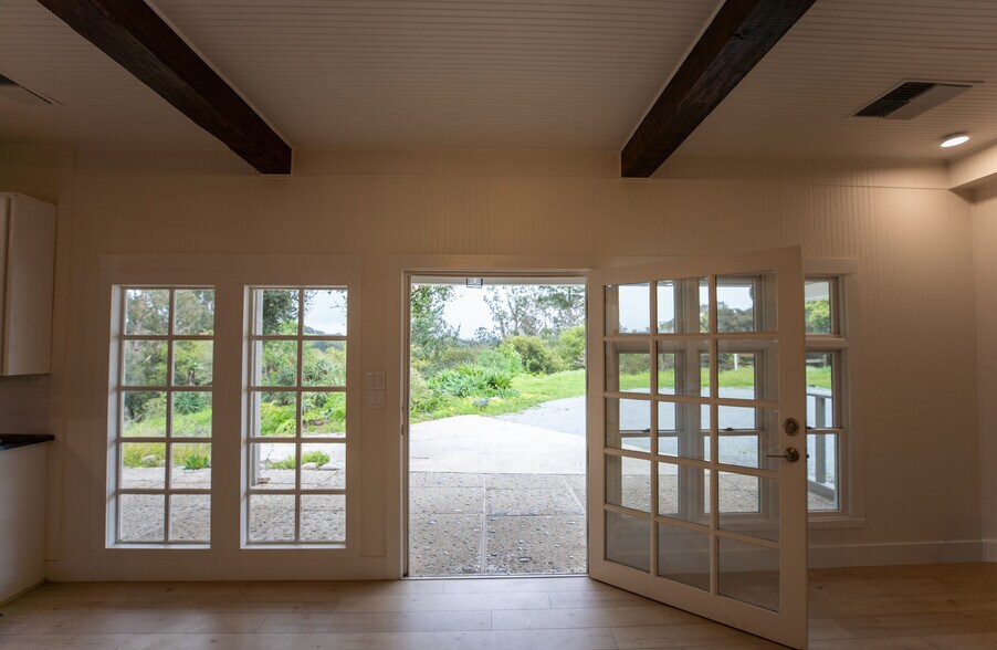 Building Photo - 384 Crazy Horse Canyon Rd