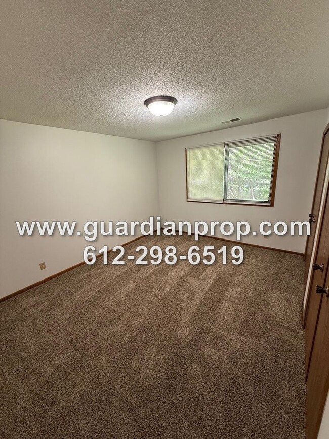 Building Photo - One Level End Unit Townhouse Available Now...