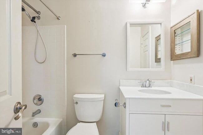 Building Photo - 1596 N Colonial Terrace