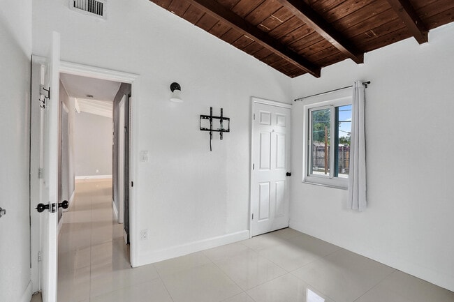 Building Photo - 4670 SW 25th Ave