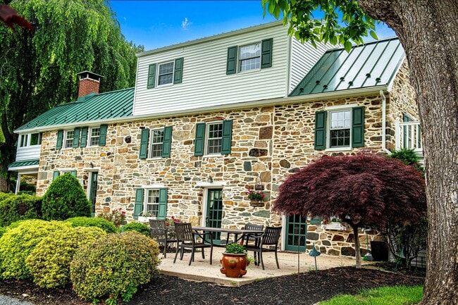 Building Photo - 607 E Wheel Rd