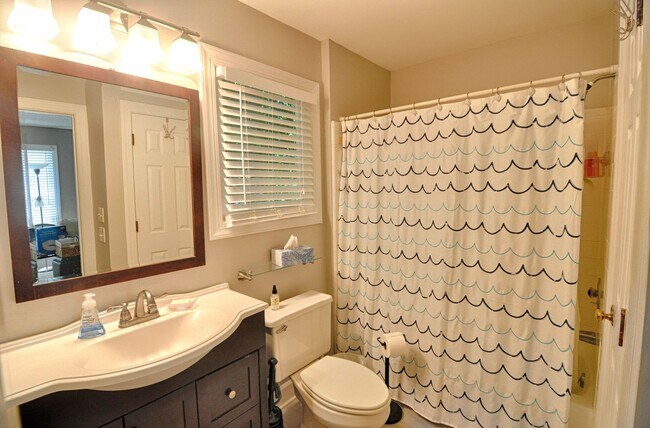 Building Photo - 3 bedroom Cul-de-sac Townhouse