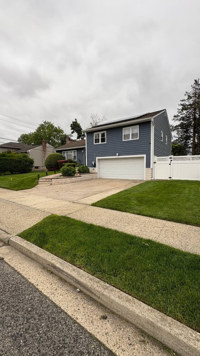 Primary Photo - 10 Cranberry Ln