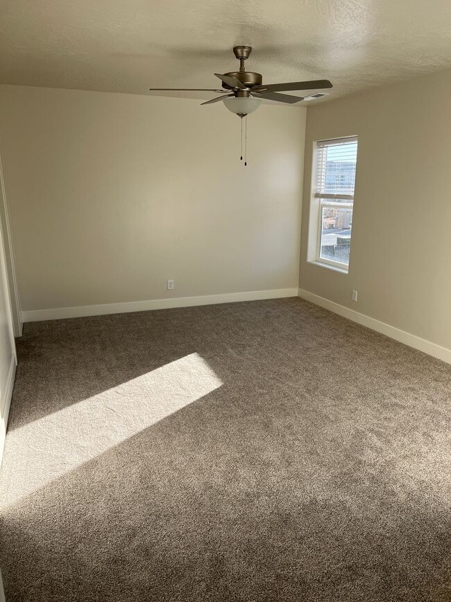 Building Photo - 3 Bedroom 2.5 Bathroom Townhome in Washington!