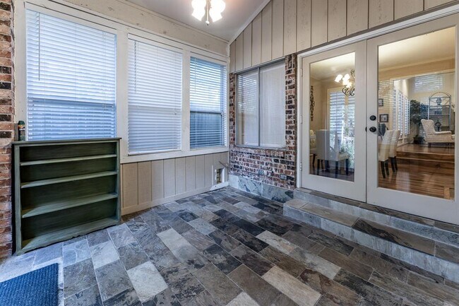 Building Photo - 422 River Oaks Dr