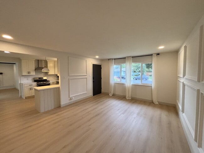 Building Photo - 946 Notre Dame Ave