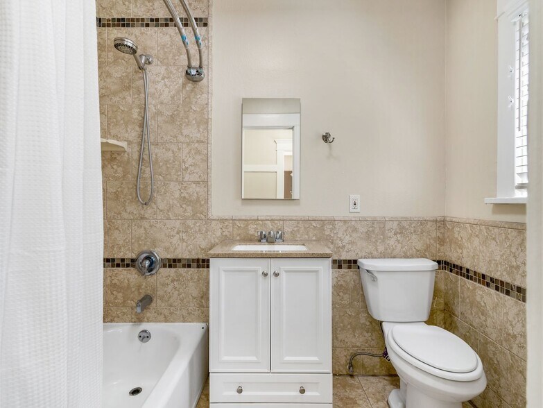 Building Photo - 1460 Gaviota Ave