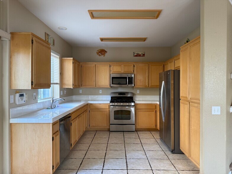 Building Photo - 590 Yarrow Dr