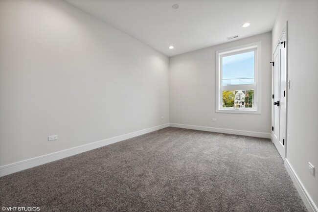 Building Photo - 418 E Oakwood Blvd