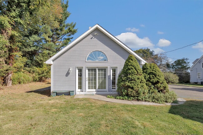 Building Photo - 142 Meadow St