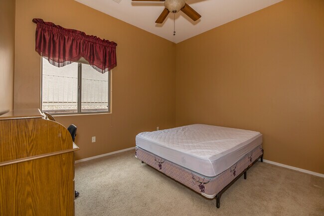 Building Photo - 1141 W Tenniel Dr