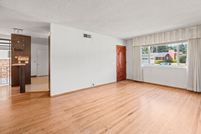 Building Photo - Charming and Immaculate Home for Rent in S...