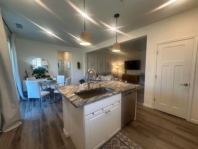 Building Photo - 4 bedroom Campus Oaks Home located on a Co...