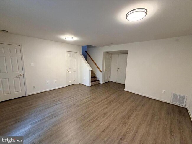 Building Photo - 21784 Oakville Terrace