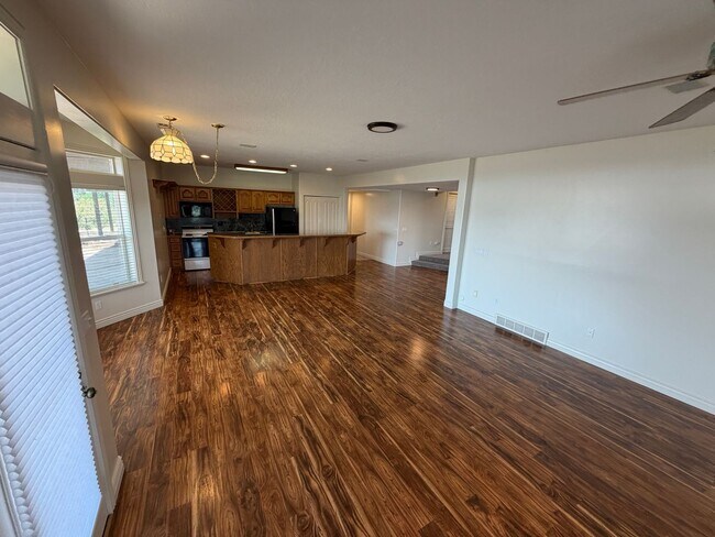 Building Photo - Spacious 4 Bed, 5 Bath Home with 3-Car Garage in Layton!