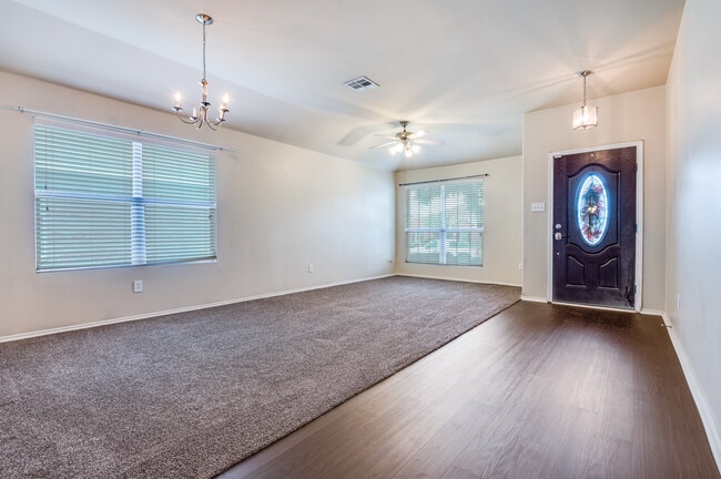 Building Photo - 805 Canyon Pl
