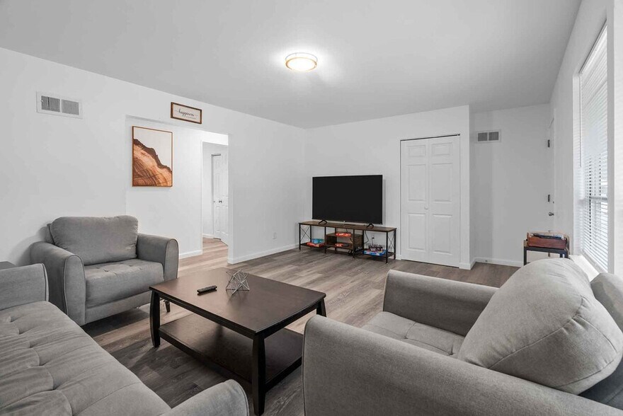Building Photo - 2633 Garham Dr