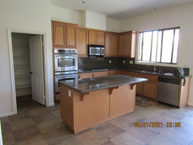 Building Photo - Centrally Located Single Story Home in Traditions